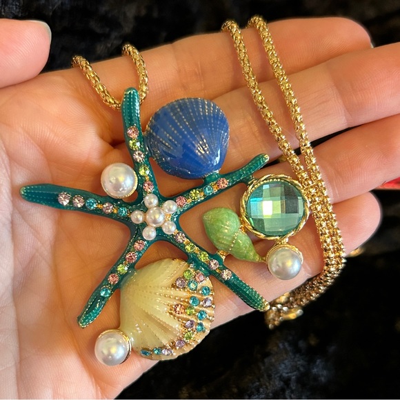 Betsey Johnson Star Fish Pendant Necklace 🐚 - Picture 2 of 3